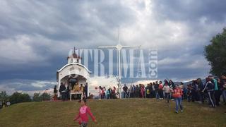 Нестинари и гайди развълнуваха стотици, събрали се на параклис над петричко село (СНИМКИ/ВИДЕО)