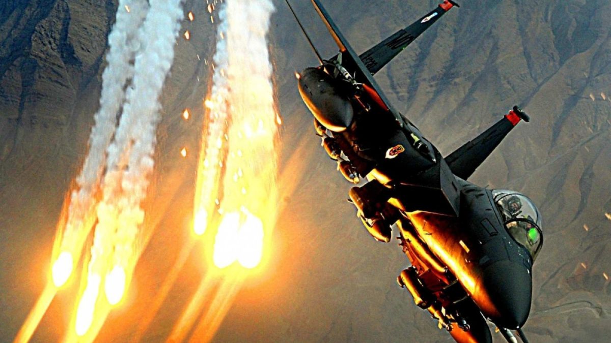 КАДРИ от атаката: Съветска ракета свали Ф-15 на саудитските ВВС над Саудитска Арабия (ЗРЕЛИЩНО ВИДЕО)