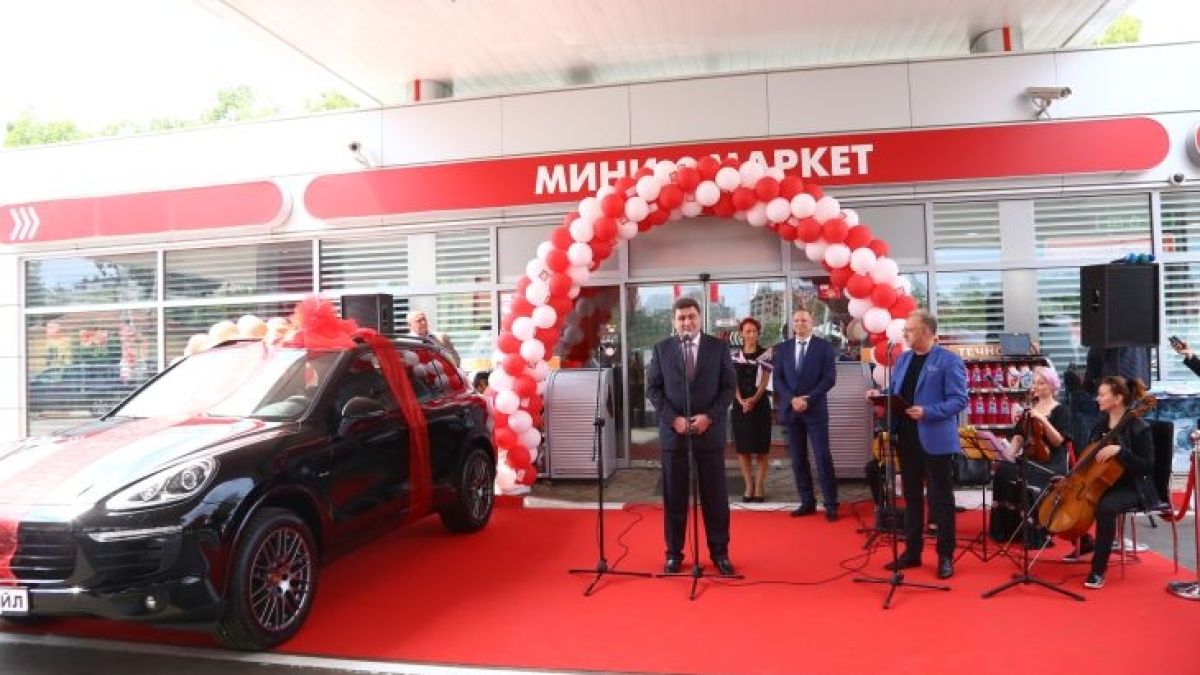 „ЛУКОЙЛ“ със страхотна награда! Валентин Златев подари уникално PORSCHE Cayenne на красива дама (СНИМКИ/ВИДЕО)