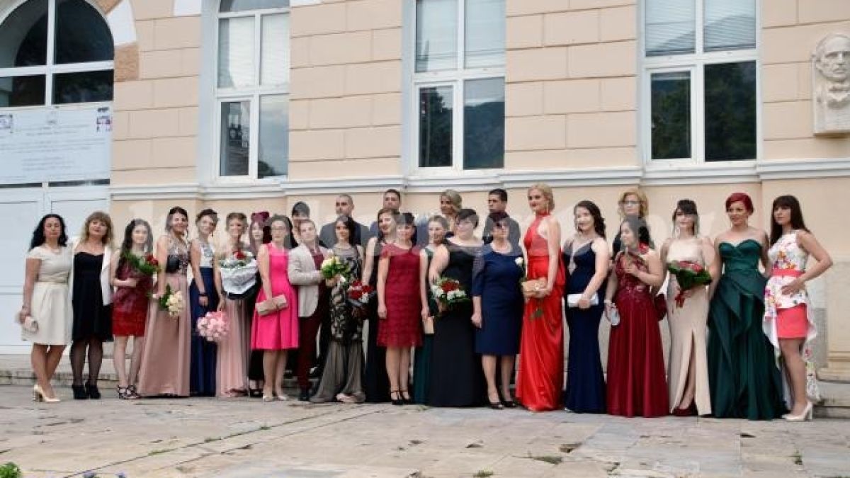 Врачани гледат и не вярват на очите си: Това Холивуд ли е или абитуриентите дефилират! (СНИМКИ/ВИДЕО)