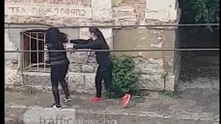 Това ВИДЕО ще ви потресе! Дъщеря псува и пребива майка си на оживена улица в Плевен (ШОКИРАЩИ КАДРИ)