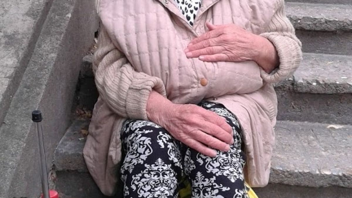 Три деца изоставиха майка си с инсулт на улицата, живее с пенсия от 150 лева и проси от глад
