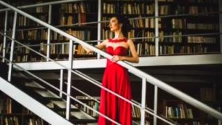 Абитуриентката Габи избра нетрадиционно място за своята празнична фотосесия (ВИДЕО)