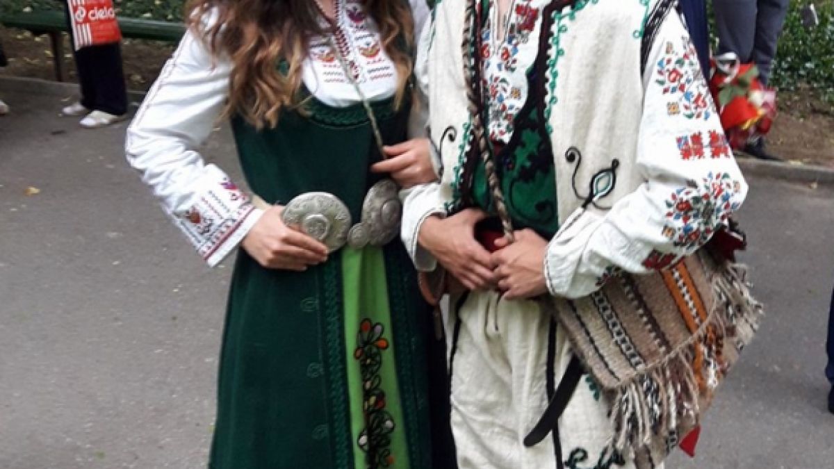 Математик си извеза народна носия за бала (СНИМКА)