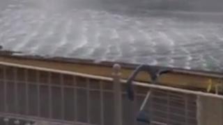 Турист на остров Корфу успя да заснеме зараждането на торнадо от балкона си (УНИКАЛНО ВИДЕО)