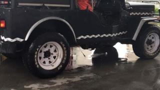 Само в БЛИЦ! Когато навън не спира да вали, а джипът ти е без гюрук ... (СНИМКИ)