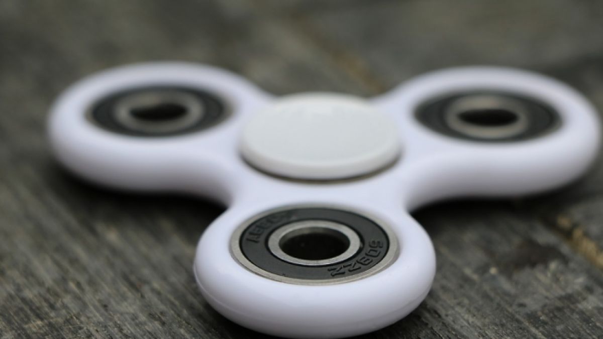 Нова мания заля пазара, малки и големи се успокояват с Fidget Spinner