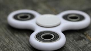 Нова мания заля пазара, малки и големи се успокояват с Fidget Spinner