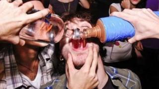 Абсурди: Пиян английски турист иска тлъста сума от хотел в Слънчев бряг, подът му бил мокър