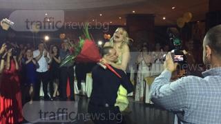 Красивата блондинка Валерия завинаги ще помни абсолвентския си бал заради това, което направи приятеля й (СНИМКИ/ВИДЕО)