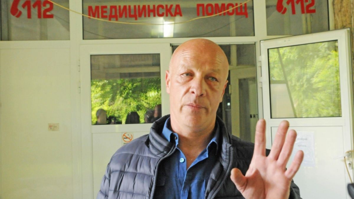Роднина на починал пациент наби доктор от спешното, потроши шоковата зала (СНИМКИ)