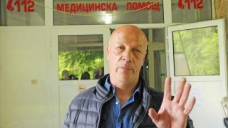 Роднина на починал пациент наби доктор от спешното, потроши шоковата зала (СНИМКИ)