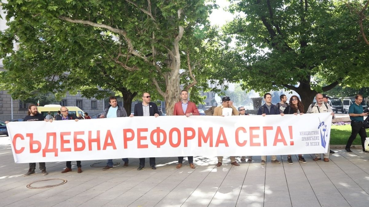 Кърлежи пред президентството: 15 дежурни протестъри на маргинално „активно мероприятие” срещу държавата