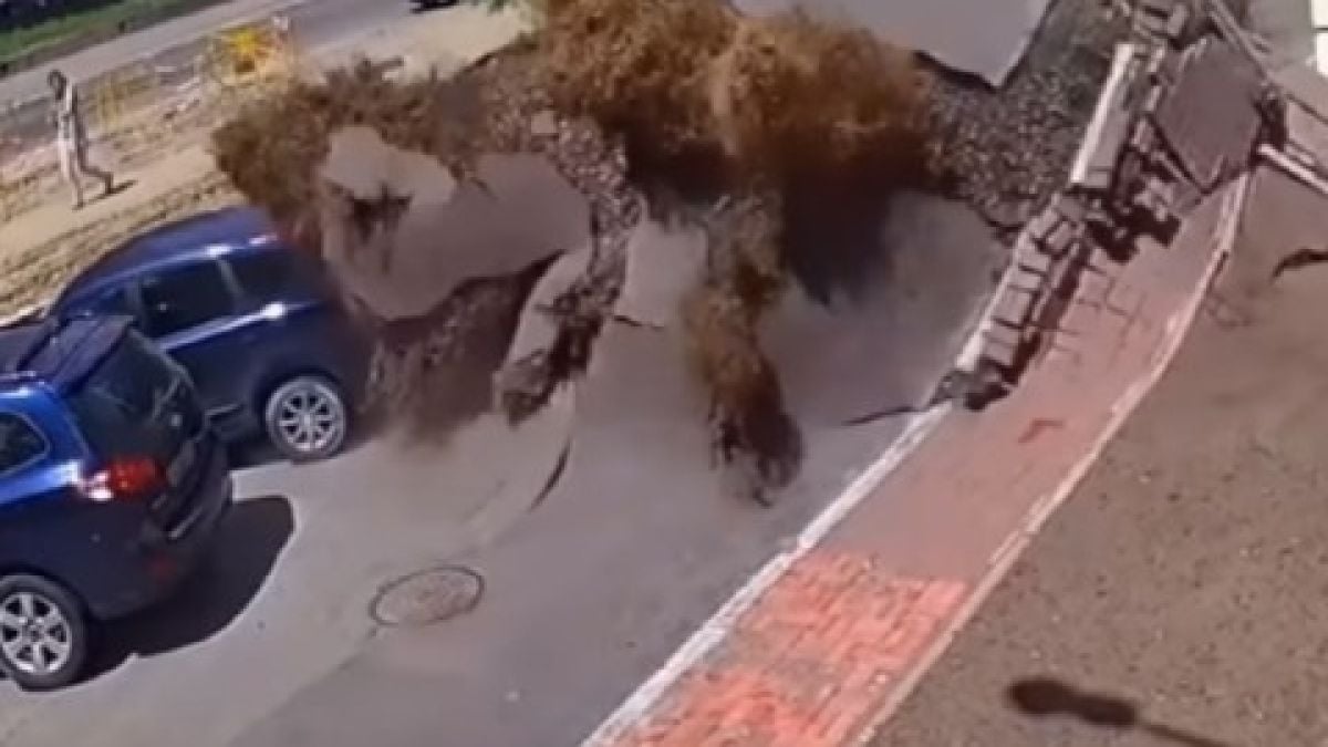 Зрелищно ВИДЕО от Киев! Земята се разтвори и стана страшно!
