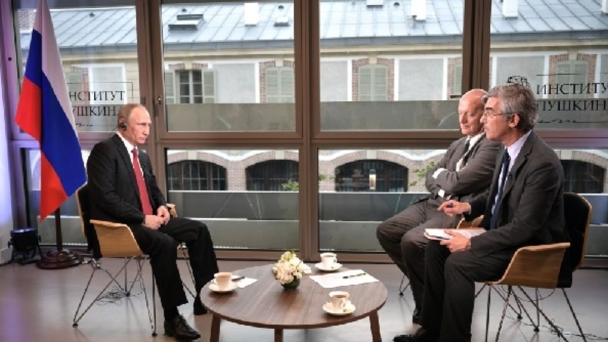 Путин посочи пред Le Figaro кои са мъжете в черни костюми, които управляват реално в САЩ (ВИДЕО)