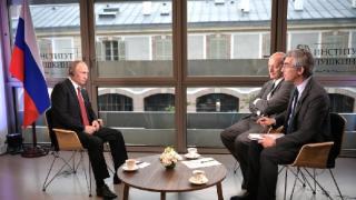 Путин посочи пред Le Figaro кои са мъжете в черни костюми, които управляват реално в САЩ (ВИДЕО)