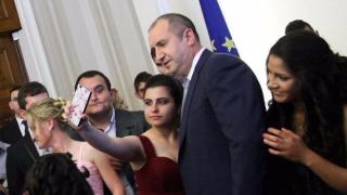 Уникално шоу! Абитуриентка покани на танц президента Румен Радев (СНИМКИ)