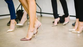 Дамите с високи токчета в този бар си умират от кеф, защото...