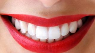 Едва ли съществува по-странен, но и ефективен начин да избелите зъбите си (ВИДЕО)