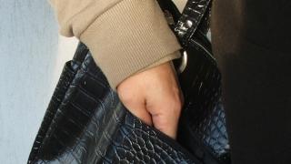 Пак безчинство: Циганка обра всичките пари на вдовица, събирани стотинка по стотинка