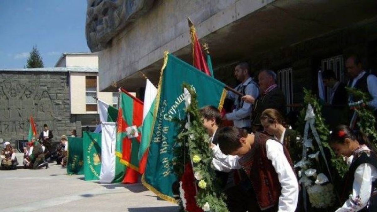 Кой е американецът, който разтърси света с репортажите си за България