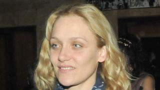 Папараци я изловиха: Койна Русева подкара БМВ за 100 бона и кара като джигит