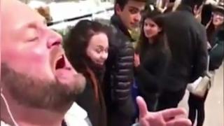 Ще припаднете от смях! Ето какво се случва, ако пеете силно на обществено място (ВИДЕО)