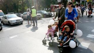 И майките с подарък за 1-ви юни, от днес ползват от нов вид обезщетение