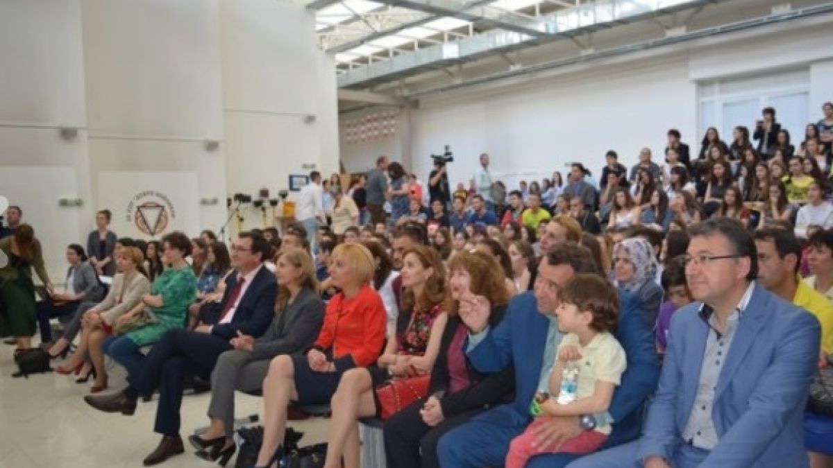 Родни звезди разказват за тежкото си детство (СНИМКИ)