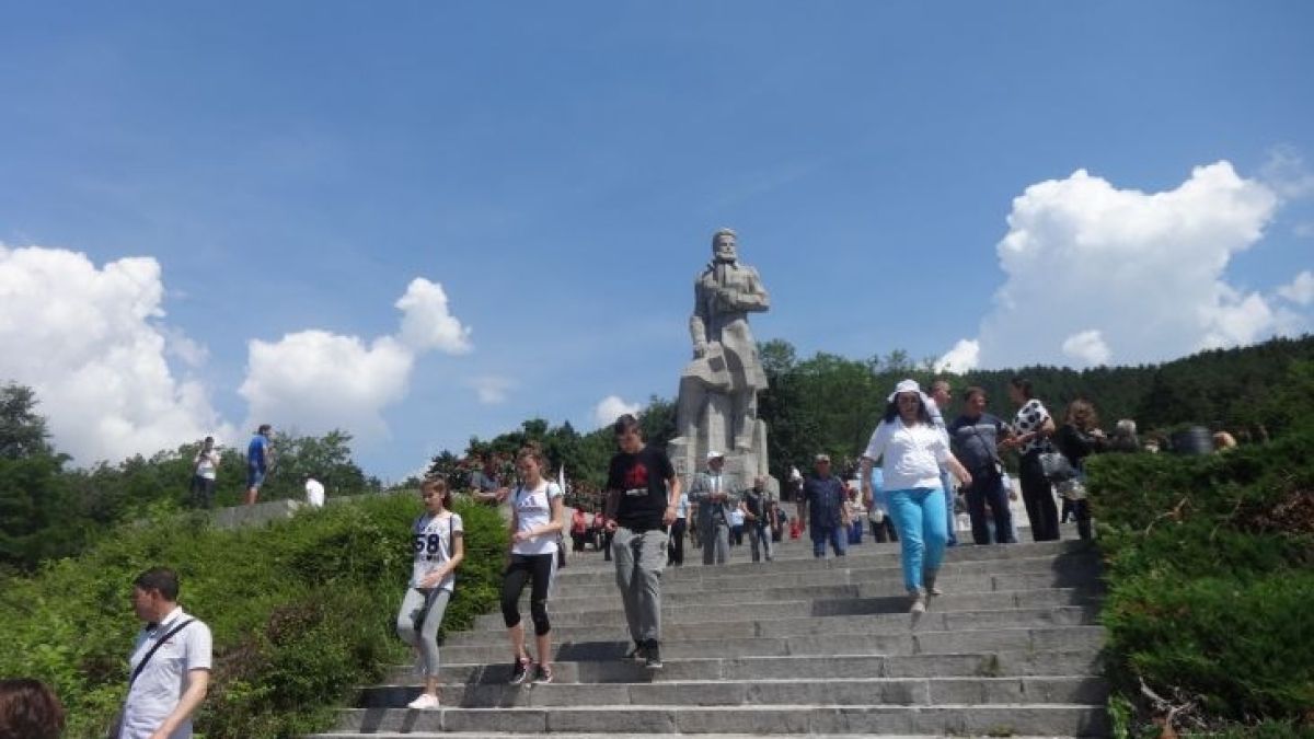 Ренета Инджова на колене пред Ботев в Калофер (СНИМКИ)