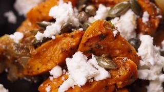 Направи си топла салата със сладки картофи и карамелизиран лук (ВИДЕО)