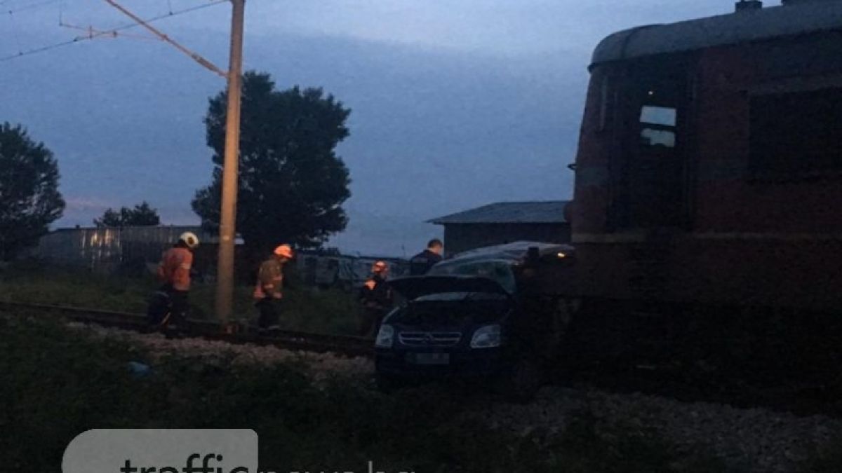 Влак смаза зверски кола на път за морето, шофьорът е в шокова зала, в много тежко състояние (СНИМКИ)