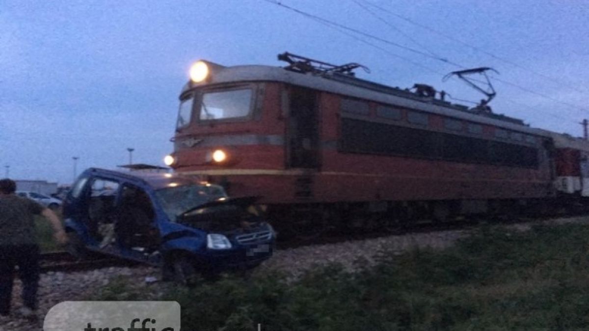 Лекари се борят за живота на шофьора, пометен от влак край Пловдив (ВИДЕО/СНИМКИ)