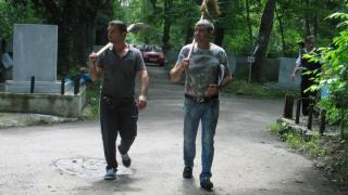 Фоторепортаж на БЛИЦ: Роми с метли окупираха гробищата в столицата на Черешова задушница