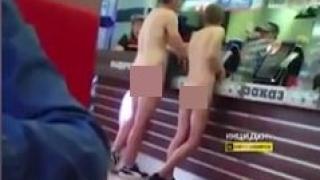 Голи младежи втрещиха посетителите на Burgеr King (ВИДЕО 18+)
