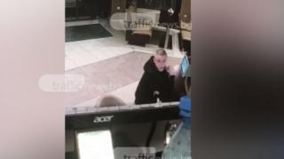 Познавате ли го? Този апаш обра мъж в пловдивска бензиностанция (ВИДЕО)