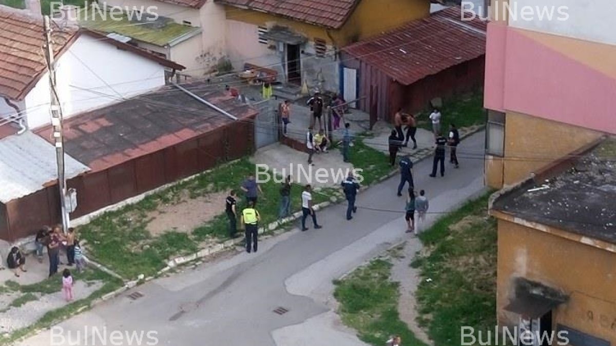 Екшън във Враца! Масов пиянски бой между две ромски фамилии, жени и деца пищят (СНИМКИ)