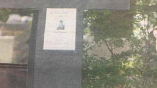 Почетоха боса на ВИС-2 с уиски и череши за Задушница, само изкуствени цветя за Тато (СНИМКИ)