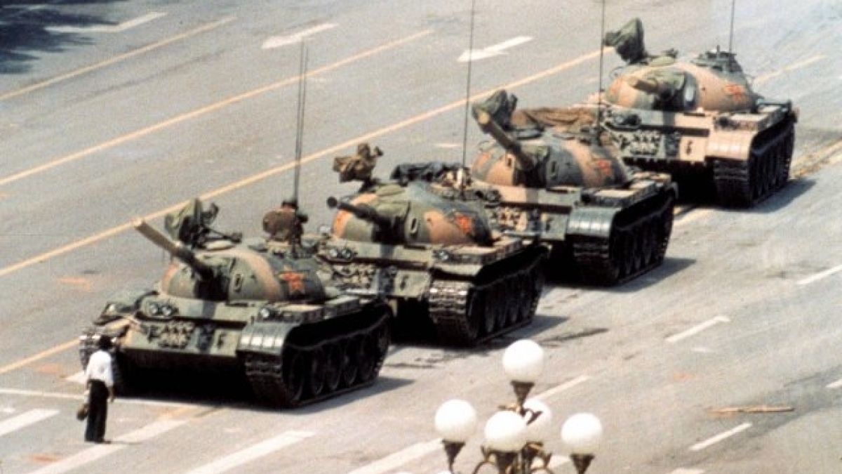 На този ден: Танковете смазват протеста на площад Тянанмън 