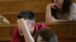 Кандидат-студентите в СУ пишат есе по латинска сентенция