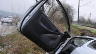 Ужас във Варна! Кола изхвърча от завой и паркира в канавката 