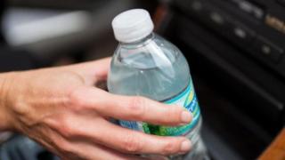 За нищо на света не пийте вода от бутилка, престояла в колата