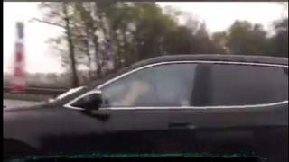 Без срам! Разгонена двойка върти бурен секс в кола при скорост 70 км/ч (ВИДЕО)