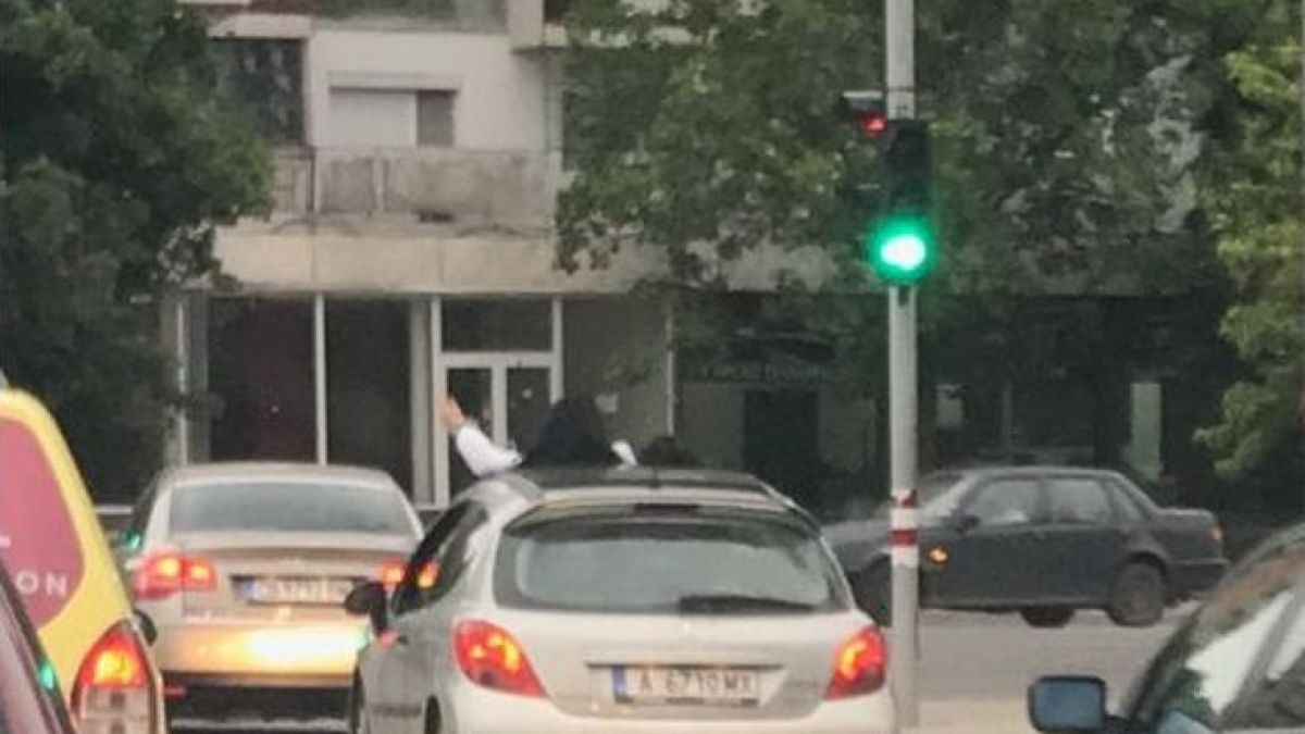 Баловете свършиха, но не и простотиите по бургаските улици (СНИМКА)