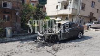 Огнена атака срещу счетоводителка в Петрич, джипът й БМВ е изпепелен (СНИМКИ)