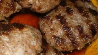 Тайната съставка за най-сочните и вкусни кебапчета и кюфтета се крие в 1 щипка от подправката, която най-малко подозирате