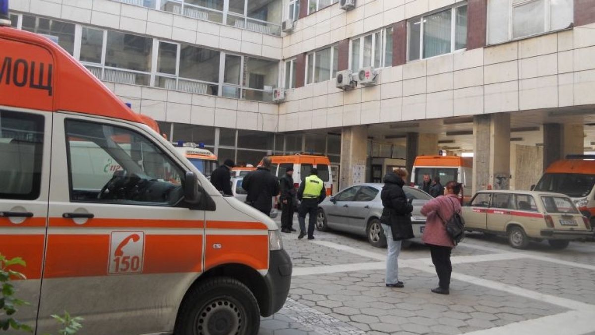 Драма в Благоевград! Кръв оплиска баничарница, мъж извади нож и...