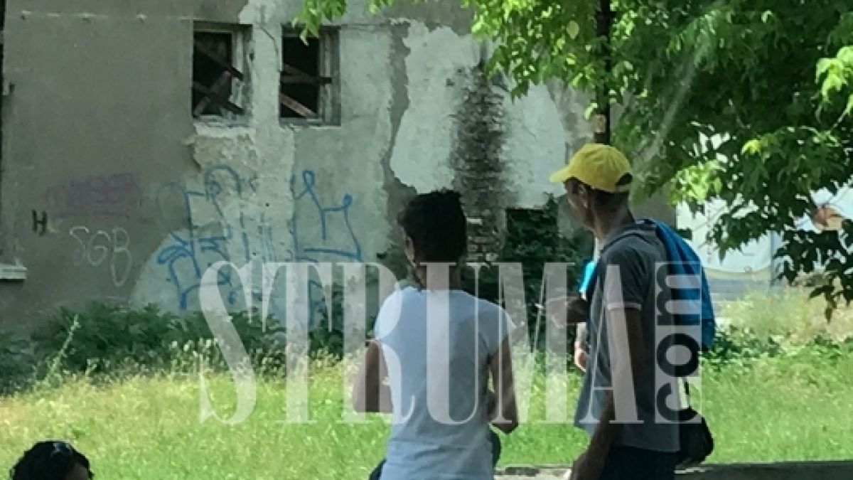 Пред центъра за наркомани в Благоевград е тежко! Психопато, Лепичо и компания чакат за метадон, пълно е със спринцовки (СНИМКИ)