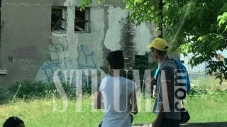 Пред центъра за наркомани в Благоевград е тежко! Психопато, Лепичо и компания чакат за метадон, пълно е със спринцовки (СНИМКИ)