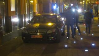 Кола с дипломатически номера разгневи пловдивчани! Паркира в пешеходната зона и ... (СНИМКА)